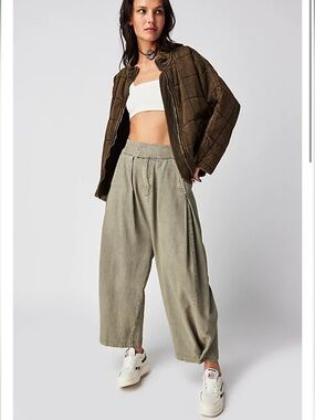 Free People Cool Harbor Pants Size Medium Wide Leg in Muted Green GUC